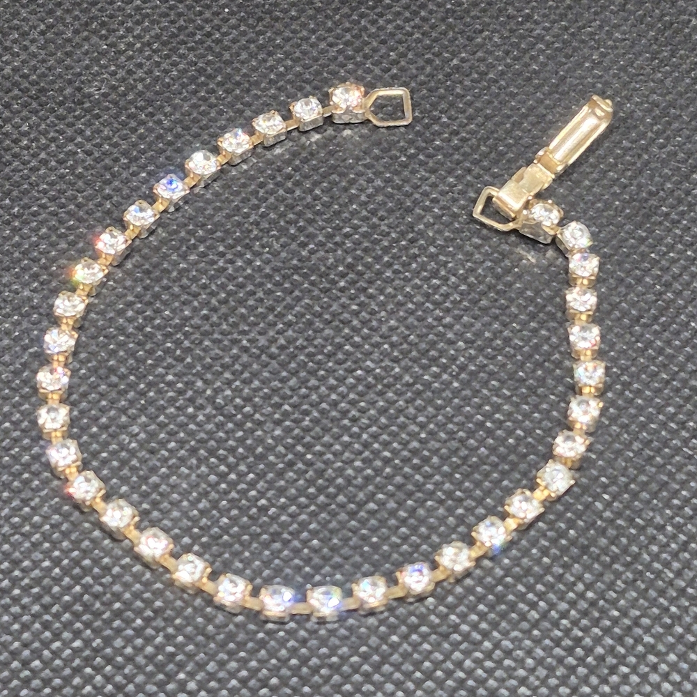 VINTAGE Clear Rhinestones in Gold Tone Setting Tennis Bracelet - Picture 3 of 14